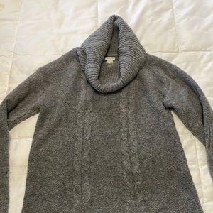 j-crew grey wool/cotton turtle neck. Size small grey shape hardly worn.